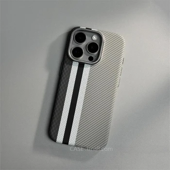 iPhone 16: Relief Carbonfaser Magnetische Hülle Handyhülle Kamera Metall-Linsen-Schutzschale Harte PC-Schutzhülle