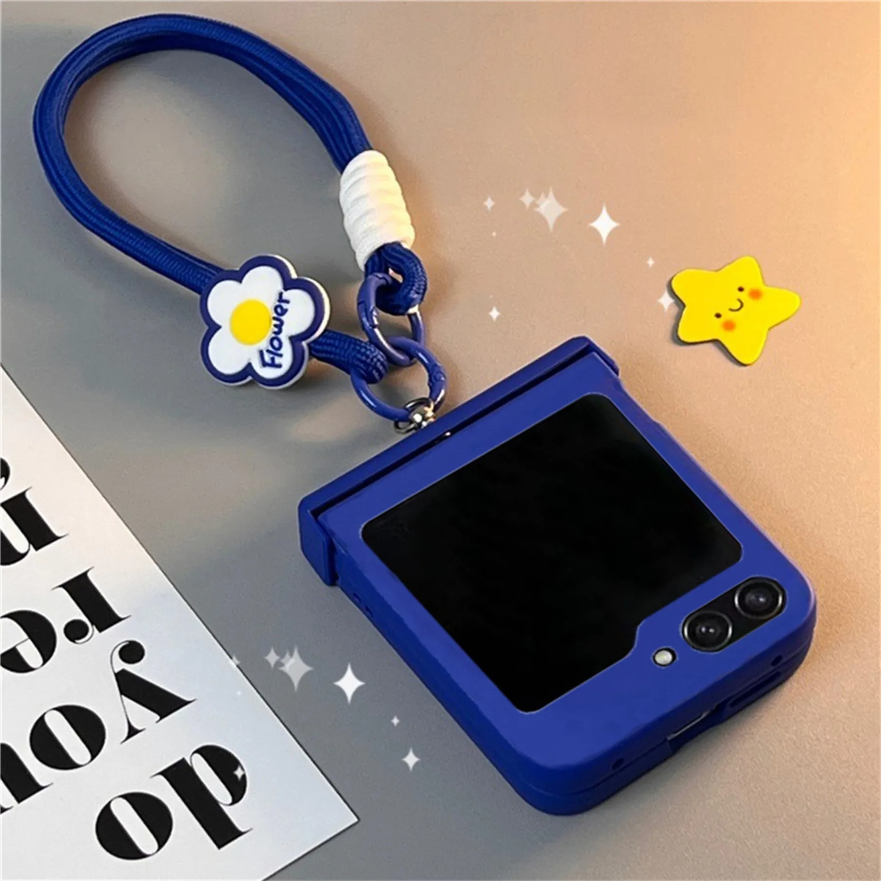 Galaxy Z Flip7: Einfache Handyhülle in Unifarbe mit Blumen-Handriemen Flip5 Flip4 3 Rückseiten-Cover