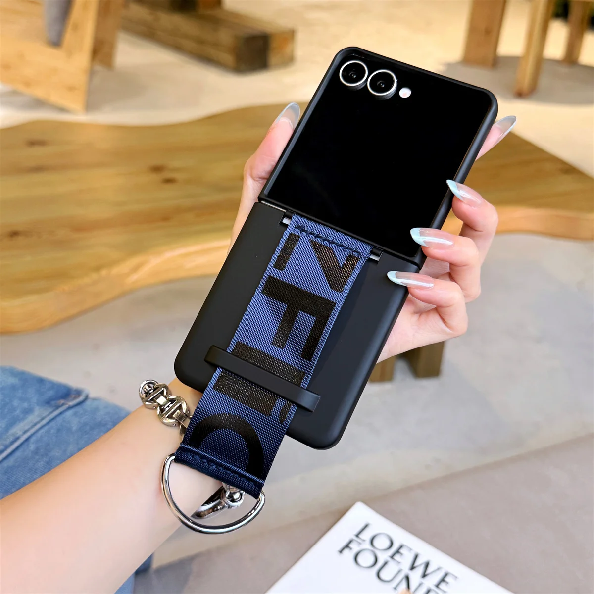 Galaxy Z Flip7: Handschlaufen-Ringhalter Handyhülle Luxuriöse Matte PC Stoßfeste Handkette Band Hülle