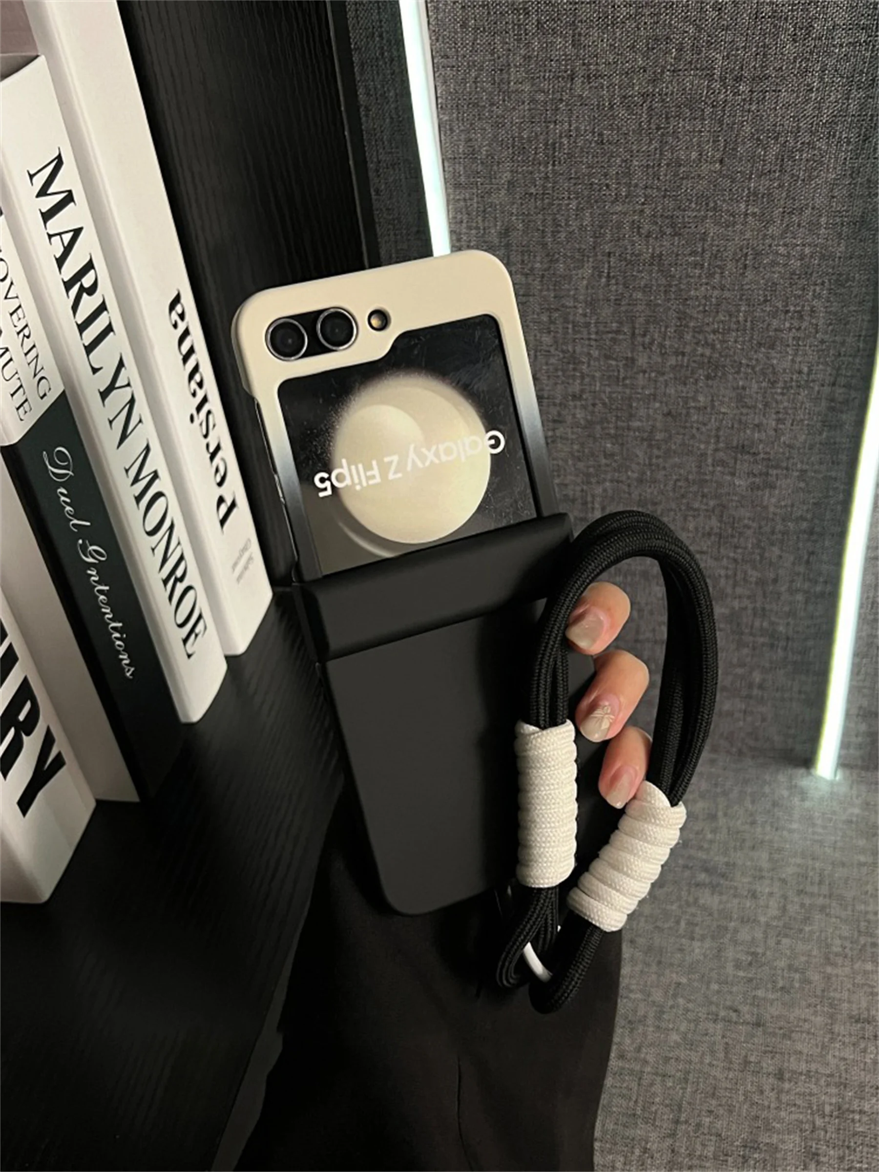 Galaxy Z Flip7: Luxuriöse Farbverlauf Schwarz-Weiß Hülle mit Trageschlaufe Cover
