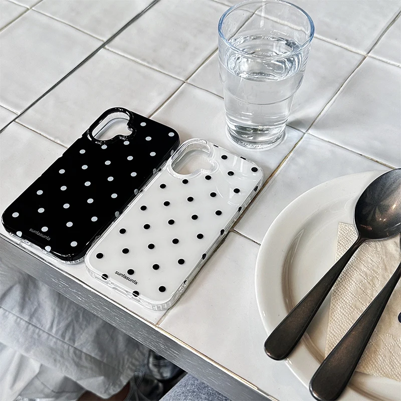 iPhone 16 Pro: Ins schwarz-weiße gepunktete Handyhülle, geeignet Internet Celebrity Phone Case, sturzsicher