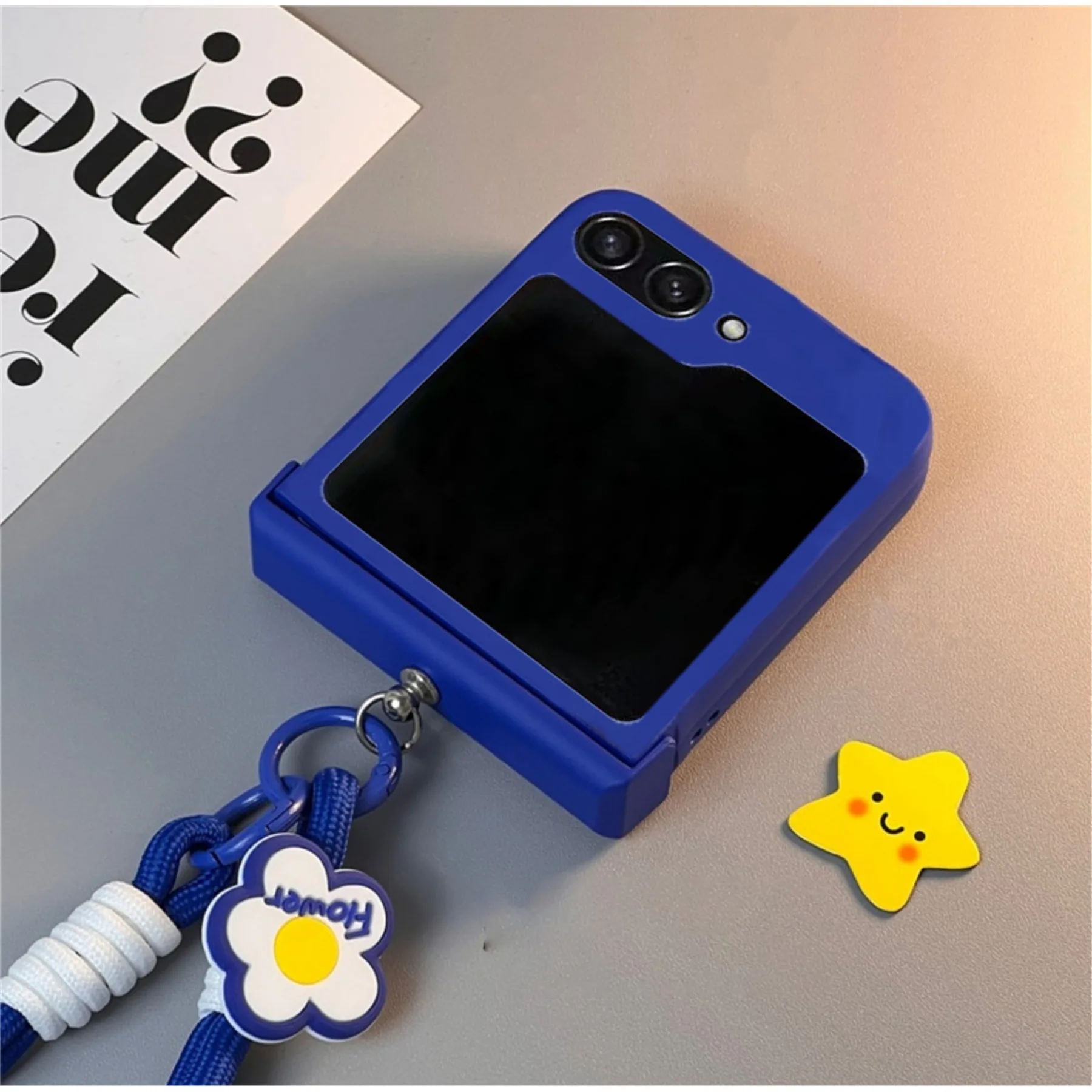 Einfache Handyhülle in Unifarbe mit Blumen-Handriemen Flip5 Flip4 3 Rückseiten-Cover – Bild 5