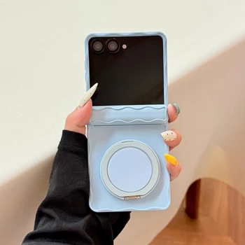 Galaxy Z Flip5: Wellenförmige Silikon-Handyhülle mit Matt-Finish und Halterung, Candy-Farben, stoßfeste magnetische Rückseite