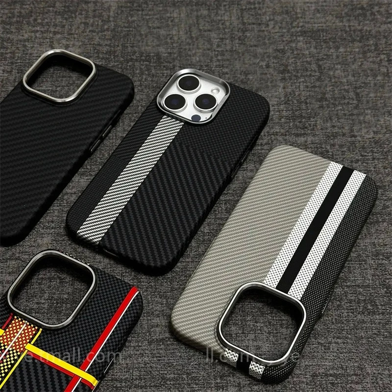 iPhone 15 Pro: Relief Carbonfaser Magnetische Hülle Handyhülle Kamera Metall-Linsen-Schutzschale Harte PC-Schutzhülle